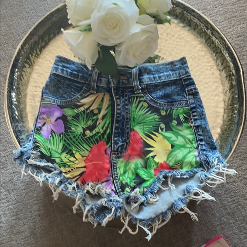 Tropical super-high waisted shorts 🌴🔥